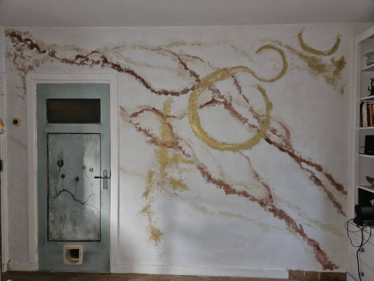 Muur decoratief stucwerk met marmer effect verwerkt als een soort muurschildering